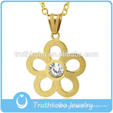 Women's Model Cloth Jewelry Fine Flower Pendant with Yellow Gold Plated